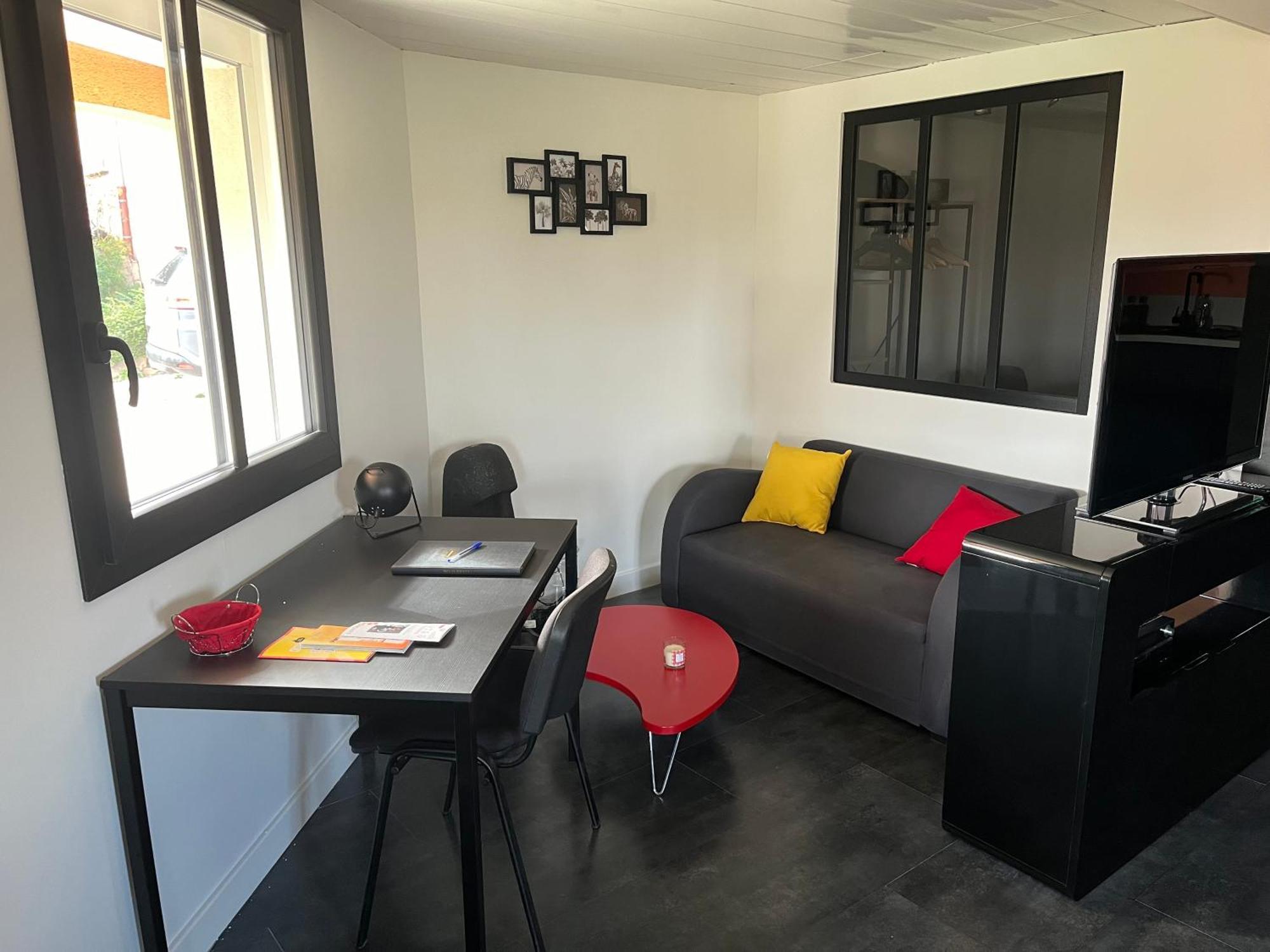 شقة Comme Dans Un Ecrin - T2 De 50 M² Avec Jardin, Terrasse Et Piscine فيرنايسون المظهر الخارجي الصورة